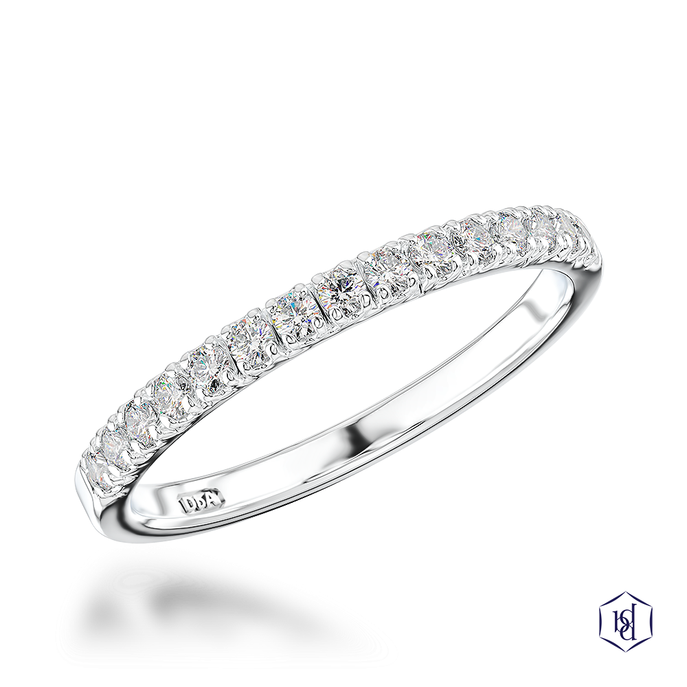 round brilliant cut diamond in a platinum bridal diamond band