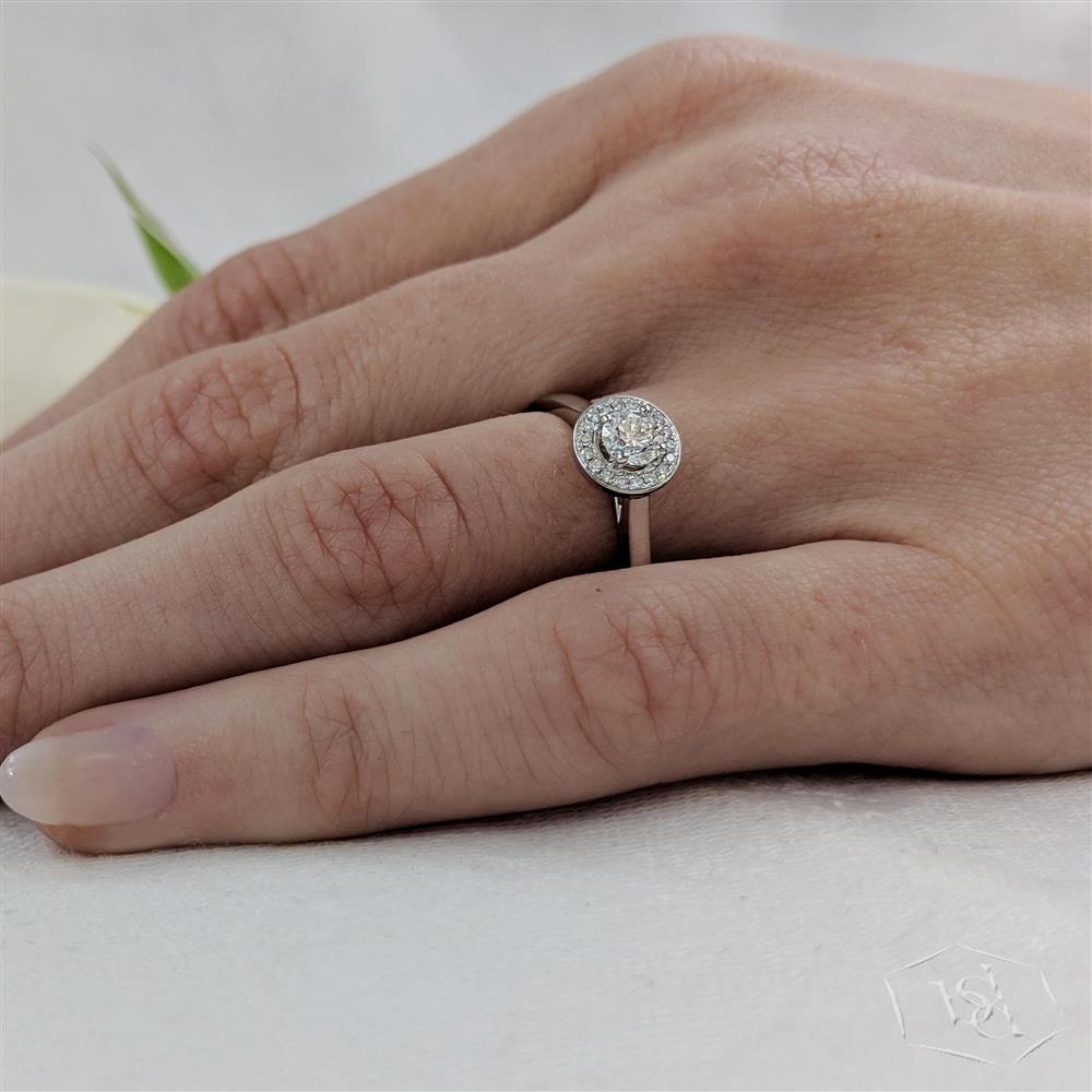 round brilliant cut diamond in a platinum cluster plain band